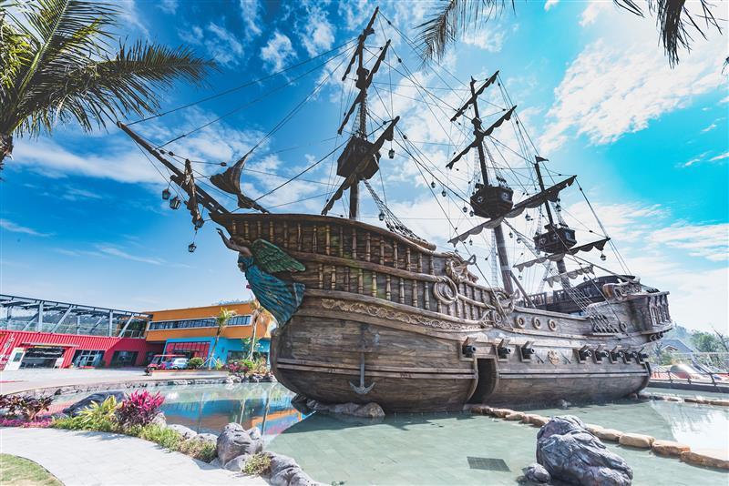 1还原中世纪加勒比风情海盗船,船舱内部设有ktv清吧,美式乡村风格